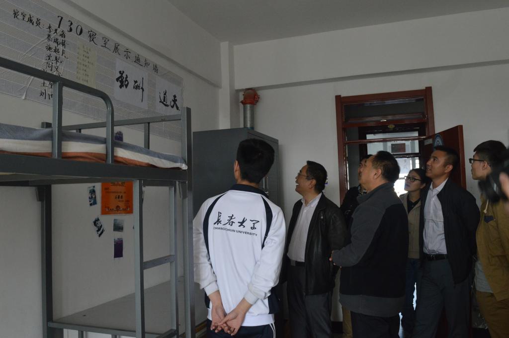 员工进行特色寝室介绍