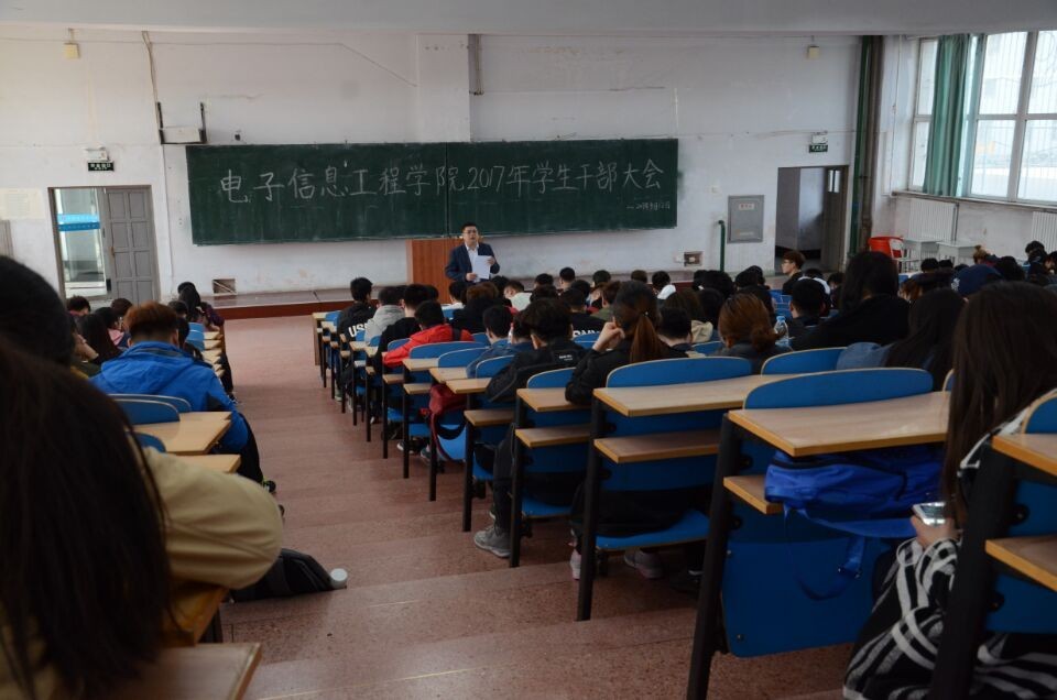 姜振月书记对员工干部进行讲话