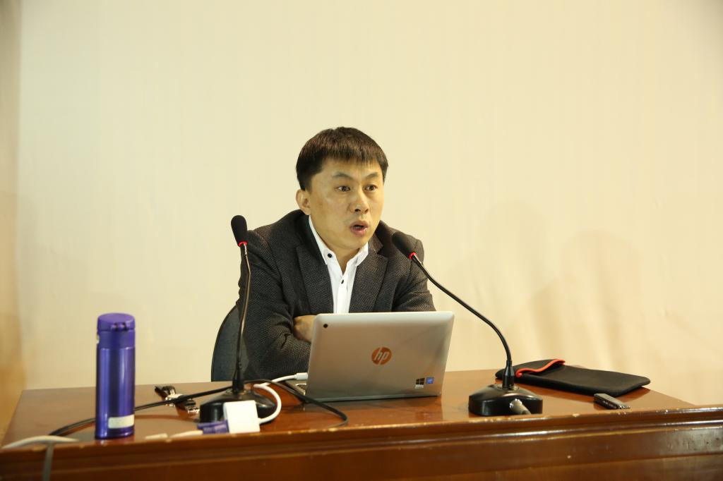 仲海涛教授做报告