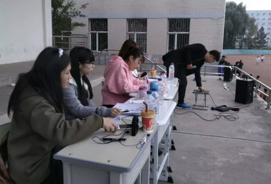 主持人宣读加油稿件